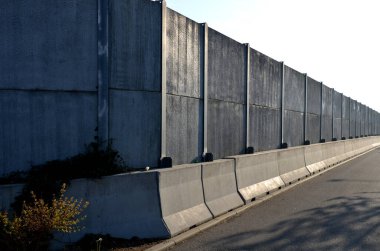 Ses geçirmez duvar, beton, gözenekli tırtıklı malzemeden yapılmış. Metal kirişlere gömülmüş gri bloklardan oluşan bir çit. Trafik gürültüsü bahçesi ve yerleşim alanı. Kudüs 'ün korunması, roket