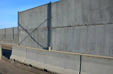 Ses geçirmez duvar, beton, gözenekli tırtıklı malzemeden yapılmış. Metal kirişlere gömülmüş gri bloklardan oluşan bir çit. Trafik gürültüsü bahçesi ve yerleşim alanı. Kudüs 'ün korunması, roket