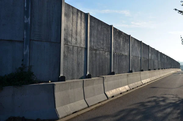 Ses geçirmez duvar, beton, gözenekli tırtıklı malzemeden yapılmış. Metal kirişlere gömülmüş gri bloklardan oluşan bir çit. Trafik gürültüsü bahçesi ve yerleşim alanı. Kudüs 'ün korunması, roket