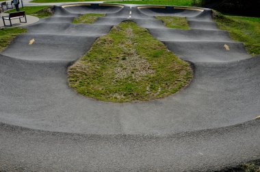 Otoparkta bisiklet yolu Pompalama (yukarı ve aşağı hareket) modüler pompa pisti boyunca bisiklet, scooter, kaykay ve dahili patenleri hareket ettirmek için pedal ve zıplama yerine kullanılır
