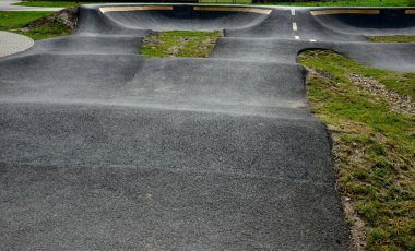 Otoparkta bisiklet yolu Pompalama (yukarı ve aşağı hareket) modüler pompa pisti boyunca bisiklet, scooter, kaykay ve dahili patenleri hareket ettirmek için pedal ve zıplama yerine kullanılır