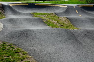 Otoparkta bisiklet yolu Pompalama (yukarı ve aşağı hareket) modüler pompa pisti boyunca bisiklet, scooter, kaykay ve dahili patenleri hareket ettirmek için pedal ve zıplama yerine kullanılır