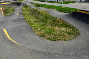 Otoparkta bisiklet yolu Pompalama (yukarı ve aşağı hareket) modüler pompa pisti boyunca bisiklet, scooter, kaykay ve dahili patenleri hareket ettirmek için pedal ve zıplama yerine kullanılır