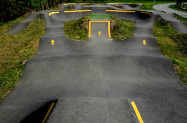 Otoparkta bisiklet yolu Pompalama (yukarı ve aşağı hareket) modüler pompa pisti boyunca bisiklet, scooter, kaykay ve dahili patenleri hareket ettirmek için pedal ve zıplama yerine kullanılır