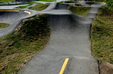Otoparkta bisiklet yolu Pompalama (yukarı ve aşağı hareket) modüler pompa pisti boyunca bisiklet, scooter, kaykay ve dahili patenleri hareket ettirmek için pedal ve zıplama yerine kullanılır