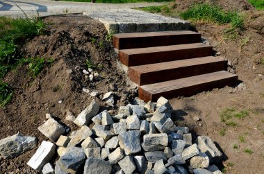 Yanmış kiremitlerden yapılmış bir çatının tamiri ile bir kuyunun yenilenmesi. Gorik görünümlü küçük bir tuğla bina. Toprağı kazmak ve cepheyi onarmak,