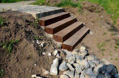 Yanmış kiremitlerden yapılmış bir çatının tamiri ile bir kuyunun yenilenmesi. Gorik görünümlü küçük bir tuğla bina. Toprağı kazmak ve cepheyi onarmak,