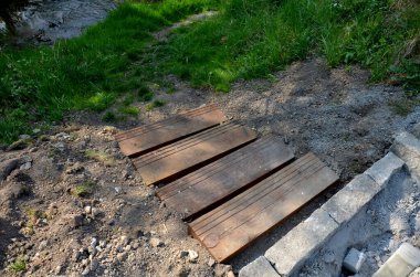 Yanmış kiremitlerden yapılmış bir çatının tamiri ile bir kuyunun yenilenmesi. Gorik görünümlü küçük bir tuğla bina. Toprağı kazmak ve cepheyi onarmak,