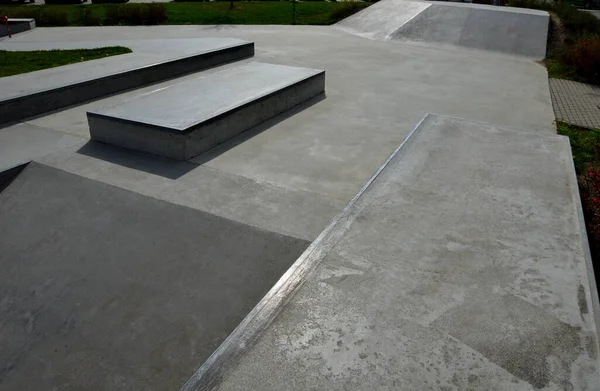 Parque Skate Com Superfície Cimento Concreto Com Obstáculos Skate Concreto — Fotografia de Stock