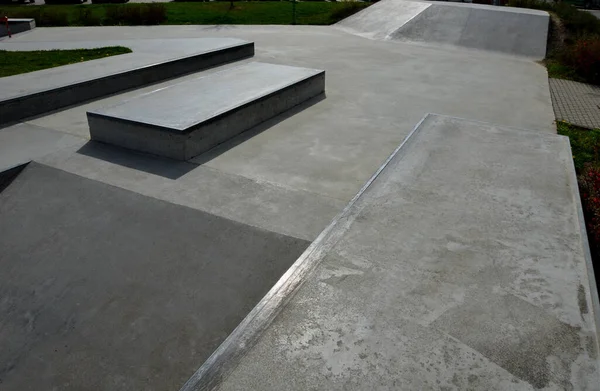 Skateboard Park Mit Betonzementoberfläche Mit Betonskateboard Hindernissen Ist Für Rollsport — Stockfoto