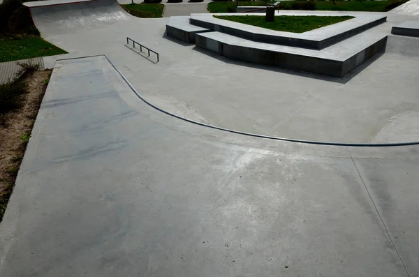 Parque Skate Com Superfície Cimento Concreto Com Obstáculos Skate Concreto — Fotografia de Stock