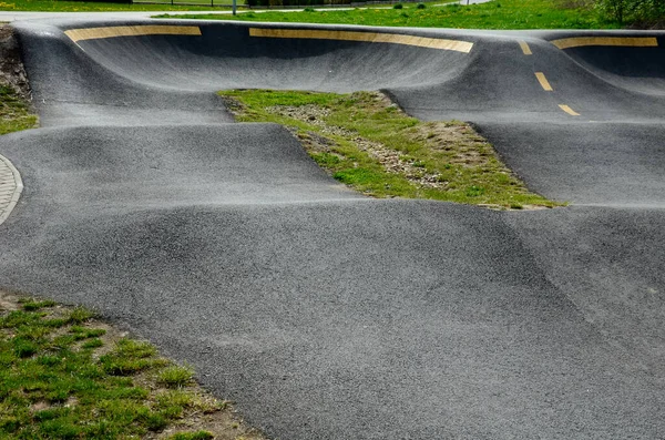 Otoparkta bisiklet yolu Pompalama (yukarı ve aşağı hareket) modüler pompa pisti boyunca bisiklet, scooter, kaykay ve dahili patenleri hareket ettirmek için pedal ve zıplama yerine kullanılır