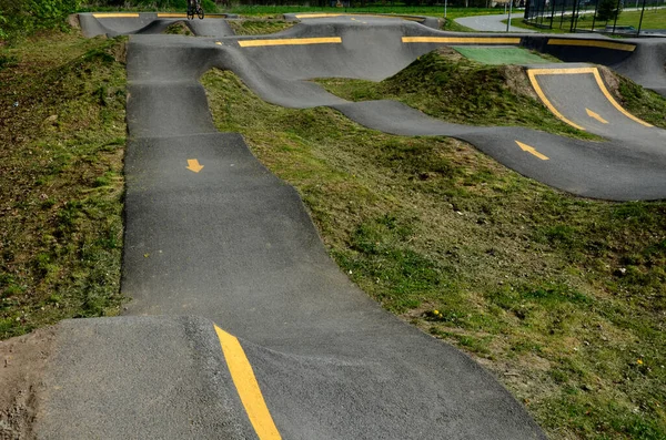 Otoparkta bisiklet yolu Pompalama (yukarı ve aşağı hareket) modüler pompa pisti boyunca bisiklet, scooter, kaykay ve dahili patenleri hareket ettirmek için pedal ve zıplama yerine kullanılır