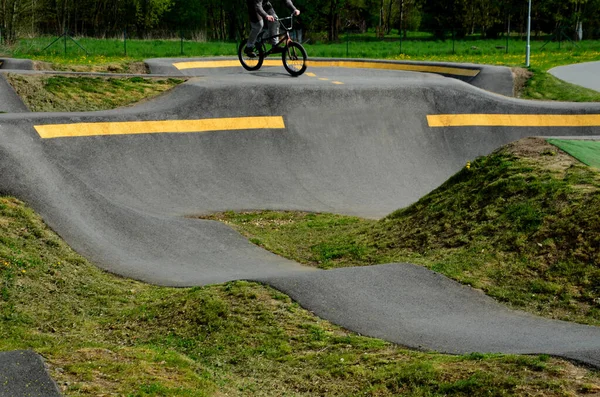 Radweg Auf Dem Parkplatz Pumpen Auf Und Abfahren Statt Treten — Stockfoto