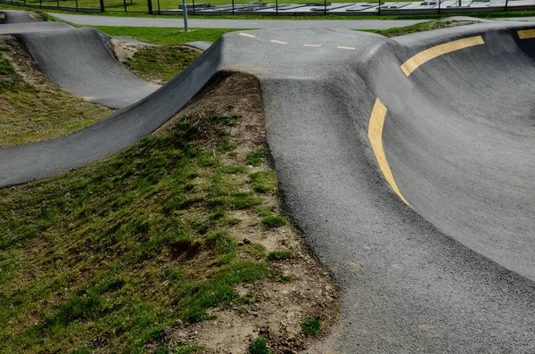 Otoparkta bisiklet yolu Pompalama (yukarı ve aşağı hareket) modüler pompa pisti boyunca bisiklet, scooter, kaykay ve dahili patenleri hareket ettirmek için pedal ve zıplama yerine kullanılır