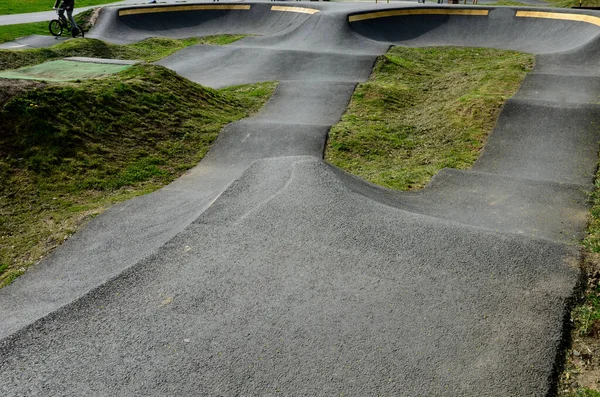 停车场的自行车道泵 上下移动 被用来代替踩踏和跳跳 以移动自行车 滑板车 滑板和滑板 — 图库照片