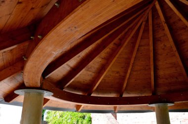 Marangozluğun ahşap kirişlerinden yapılmış pergola tavanı ahşabı sekizgen şeklinde naklediyor. Tepede deniz feneri gibi pencereler var..