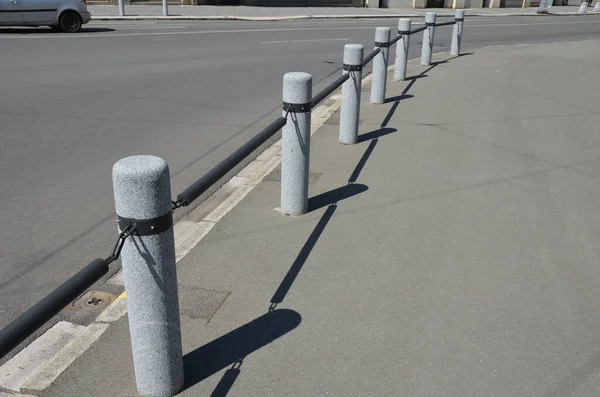 Edge Sidewalk Granite Pillars Connected Hanging Rods Similar Chain Cylindrical — Stock Photo, Image