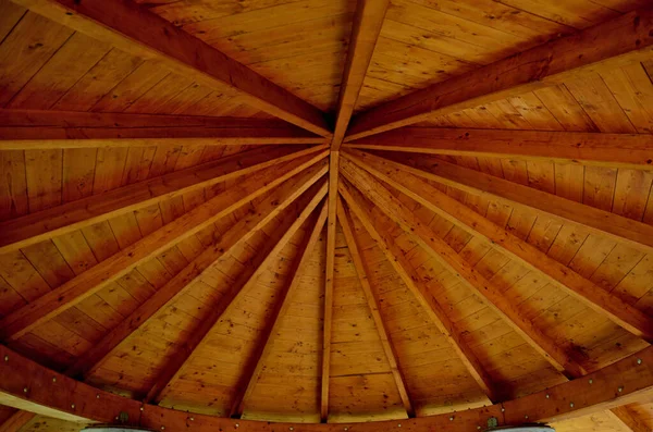木製の梁でできたペルゴラ天井は 木を八角形の形に彫ることで大工によって作られています 上部には灯台のような窓があり — ストック写真