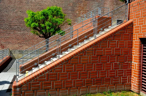 Escaleras Barandillas Ladrillo Visto Superficie Lisa Barandillas Bancos Metal Las — Foto de Stock