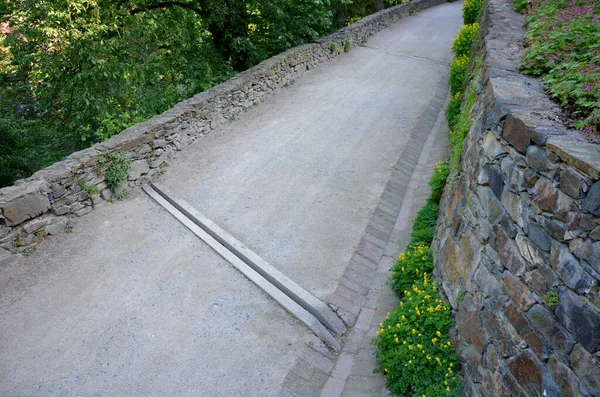 Sentiero Che Conduce Una Gola Tra Muri Sostegno Con Pietre — Foto Stock
