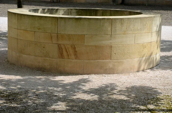 Fontana Rotonda Pietra Con Una Griglia Protettiva Prismi Ritorti Barre — Foto Stock