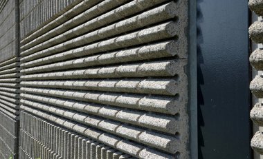 Ses geçirmez duvar, beton, gözenekli tırtıklı malzemeden yapılmış. Sokakta, metal kirişlere yerleştirilmiş kahverengi bloklardan oluşan bir çit. Trafik gürültüsü bahçeye ve yerleşim alanına girmiyor..