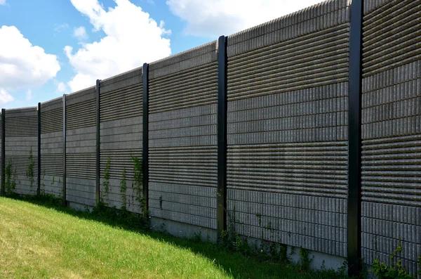 Schallschutzwand Aus Betonporösem Rippenmaterial Zaun Aus Braunen Blöcken Die Metallträger — Stockfoto