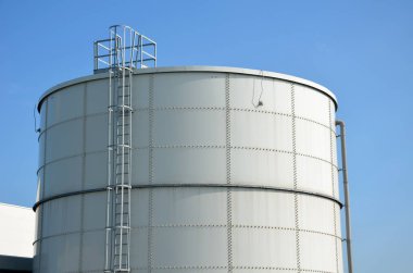 Koridorun çatısına çıkan yangın merdiveni. Endüstriyel salonlardaki yangınları söndürmek için kullanılan silindirik su tankı. Yangın çıkma riski yüksek operasyonlarda fıskiyeler için tankları vardır.