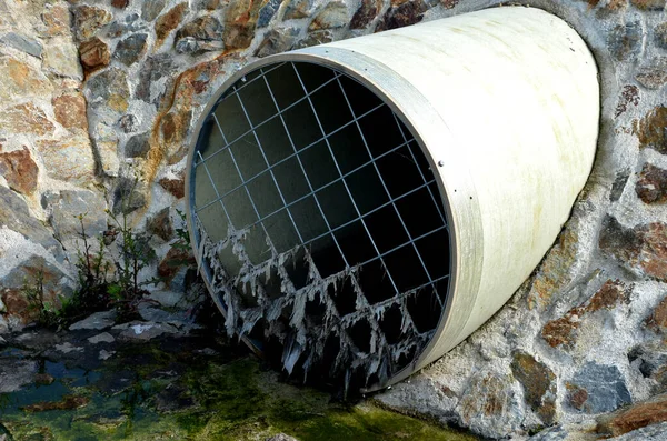 Steinverkleidung Der Böschung Der Mündung Des Kanalrohres Mit Einem Gitter — Stockfoto