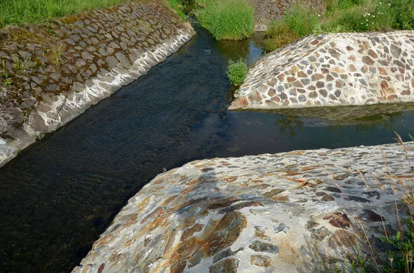 Steinverkleidung Der Böschung Der Mündung Des Kanalrohres Mit Einem Gitter — Stockfoto