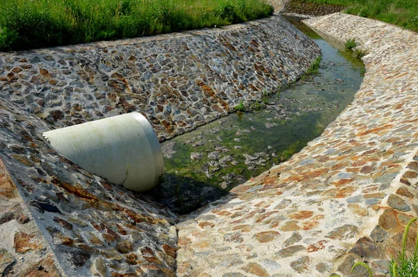 Stenen Bekleding Van Oever Aan Monding Van Rioolbuis Met Een — Stockfoto