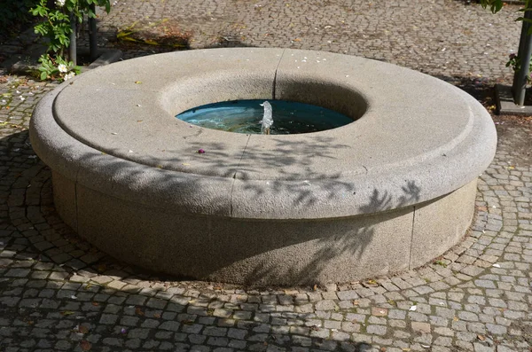 Pedra Arenito Fonte Circular Parque Construído Arenito Cheio Água Forrado — Fotografia de Stock