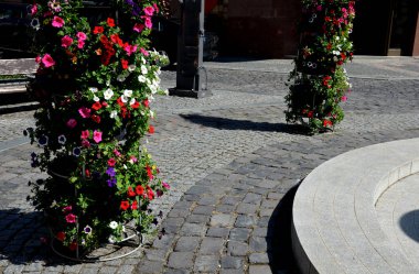 Suyun aktığı çember şeklindeki çeşme. Meydanında berrak mavi şelale olan bir kase. Kanal yüzeyinin altındaki dekoratif bir yerden akar ve gri bir taş oluşturur.
