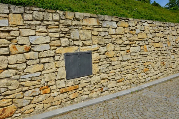 Beautifully Folded Retaining Wall Granite Attic Small Joints Brown Beige — Stock Photo, Image