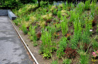 Yeni ekilmiş çiçeklerden yataklar dikilir ve ağaç kabuğuyla samanlanır. Çan çiçekleri ve selvi çiçekleri, parka yayılmış mermer tozlar. Granit Gabion sepet duvarını destekliyor