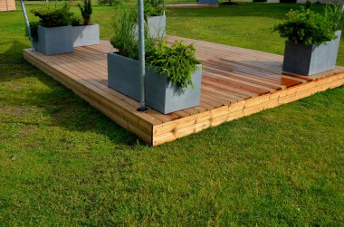 Tazeyken sarımsı-kahverengimsi-yeşilimsi görünümü olan doyurucu bir ağaçtır. Bahçede fiberglas ve plastik saksılarla ayrı bir ahşap teras var.