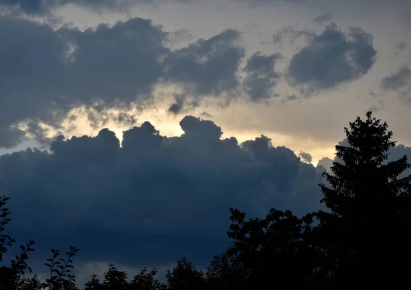 Gewitterwolken Aus Flauschigen Schwellungen Formen Den Beginn Eines Blasenförmigen Gewitters — Stockfoto