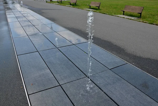 Square Granite Paving Stacked Strip Sidewalk Silinci Water Sprays Alternating — Stock Fotó