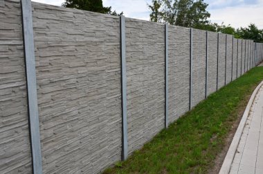 Ses geçirmez duvar, beton, gözenekli tırtıklı malzemeden yapılmış. Metal kirişlere gömülmüş gri bloklardan oluşan bir çit. Trafik gürültüsü bahçesi ve yerleşim alanı. Kudüs 'ün korunması, roket