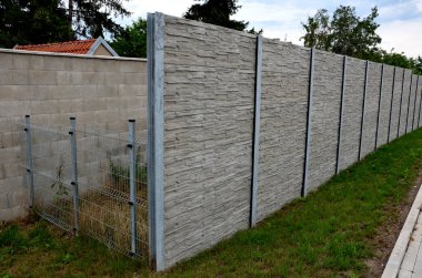Ses geçirmez duvar, beton, gözenekli tırtıklı malzemeden yapılmış. Metal kirişlere gömülmüş gri bloklardan oluşan bir çit. Trafik gürültüsü bahçesi ve yerleşim alanı. Kudüs 'ün korunması, roket