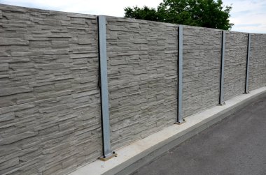 Ses geçirmez duvar, beton, gözenekli tırtıklı malzemeden yapılmış. Metal kirişlere gömülmüş gri bloklardan oluşan bir çit. Trafik gürültüsü bahçesi ve yerleşim alanı. Kudüs 'ün korunması, roket