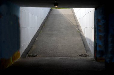 Yolun altında bir alt geçit ya da metroya ya da trene binmek tüm klostrofobiklerin korkusudur. Kadınlar burada yalnız başlarına rahat edemezler. Soyguncular ya da tecavüzcüler tarafından saldırıya uğrama riski var.