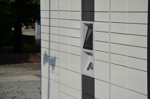 Männlicher Kunde Der Ein Automatisiertes Selbstbedienungsterminal Oder Schließfach Benutzt Ein — Stockfoto