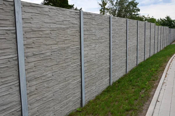 Ses geçirmez duvar, beton, gözenekli tırtıklı malzemeden yapılmış. Metal kirişlere gömülmüş gri bloklardan oluşan bir çit. Trafik gürültüsü bahçesi ve yerleşim alanı. Kudüs 'ün korunması, roket