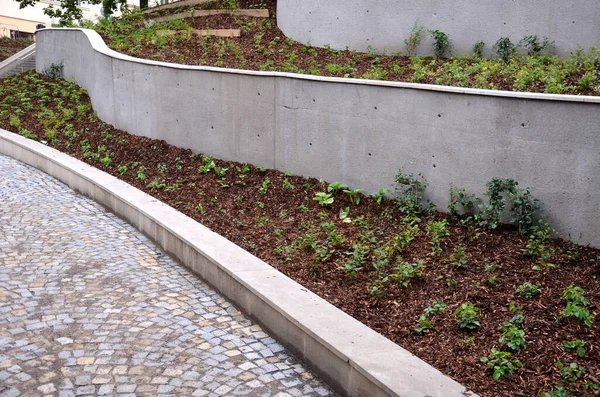 New Plantings Perennials Sloping Park Erosion Battening Retaining Walls Cast — Stockfoto