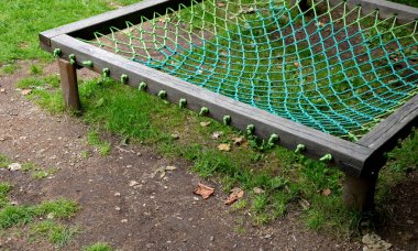 Çocukların oyun parkındaki ağlar çocukların oyun parkının ahşap yapısı arasında uzanıyordu. Bir hamak ya da ipten yapılmış bir şezlong gibi asılı. Çerçeveye metal gözler ya da düğümler bağladım