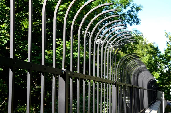 Fencing Building Forged Bars Curved Spikes Military Guarded Bases Embassy — Foto Stock