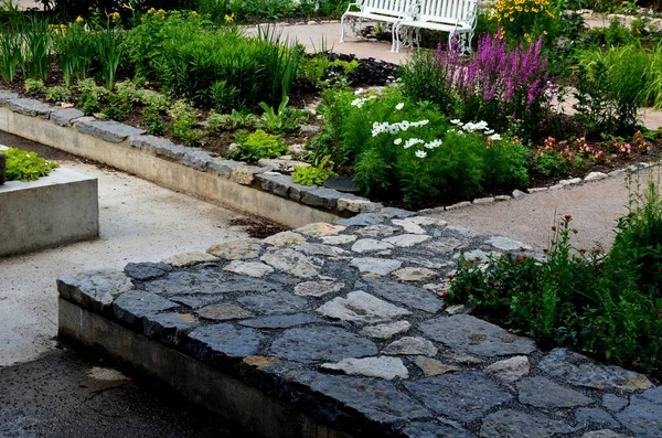 Rough Hewn Limestone Stones Paving Path Park Regularly Shaped Pond — Photo