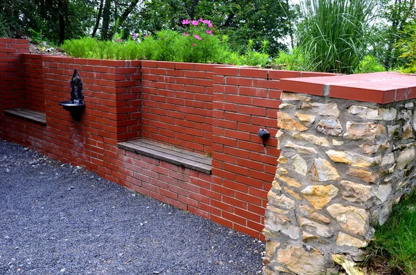 Rugged Backyard Brick Walls Flower Pots Alcoves Benches Sink Park — Stock Fotó